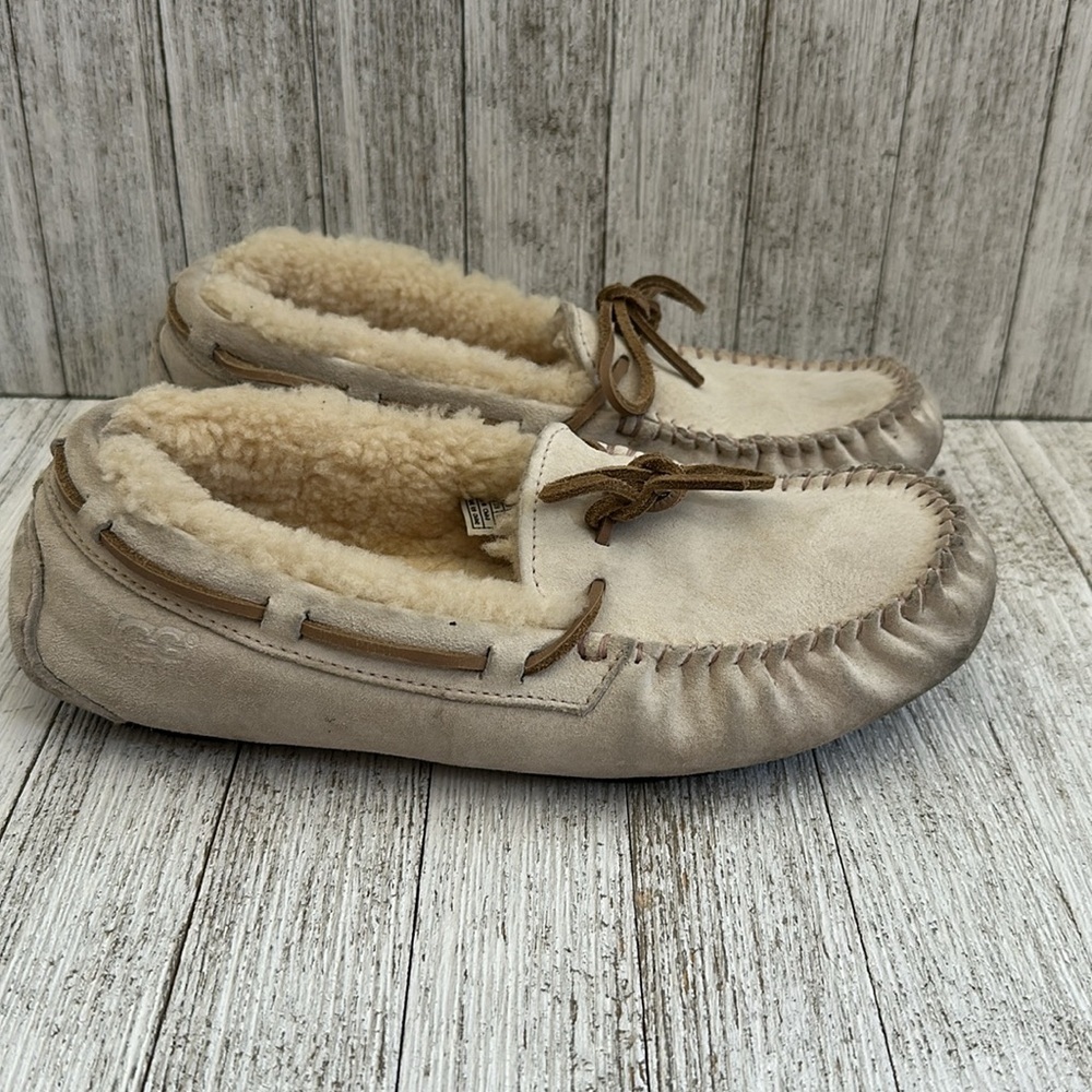 UGG Leather Dakota Moccasins Cream Ivory Slip On Slippers Sheepskin
Size 8